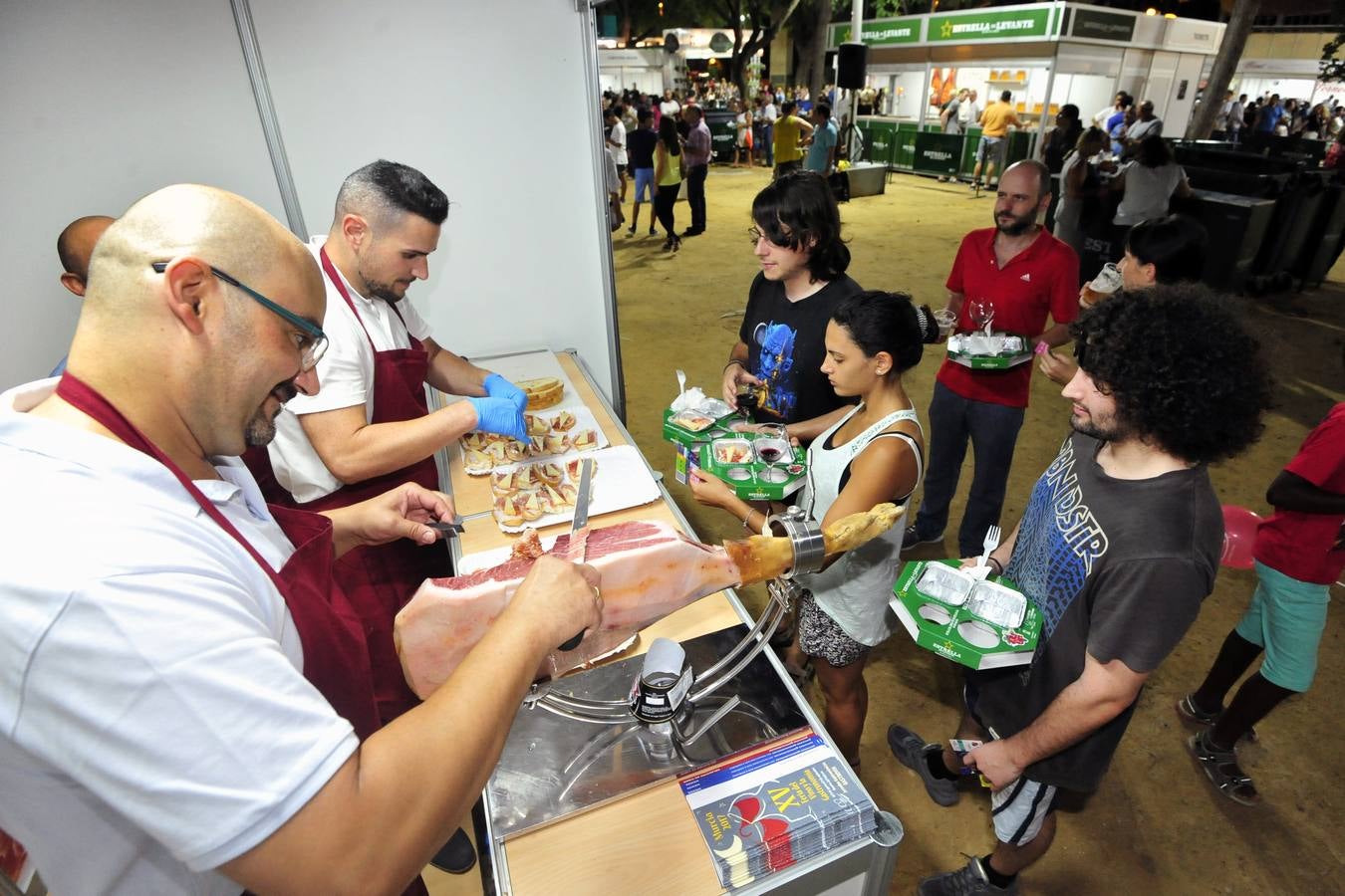 Los grupos folclóricos y peñas aseguran que hay más gente en la ciudad por el mal tiempo de los últimos días y confían en un récord de asistencia