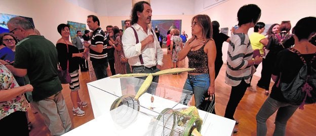 Asistentes a la exposición inaugurada ayer tarde en el Palacio Almudí. En primer plano, una maqueta del autogiro.