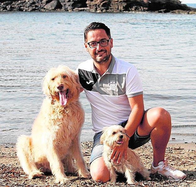 Paco Belmonte, con sus perros 'Lega' y 'Perla', en Cala Flores (Cabo de Palos).