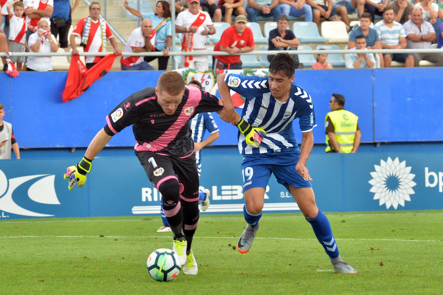 En un partido marcado por el mal estado del césped y las lesiones, el equipo de Curro Torres logra un punto frente a uno de los grandes equipos de la categoría