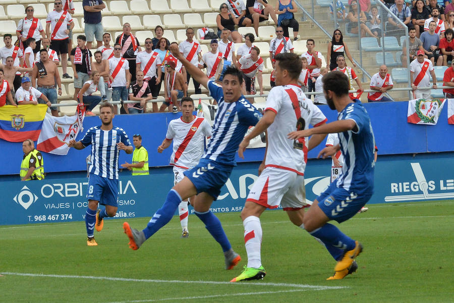 En un partido marcado por el mal estado del césped y las lesiones, el equipo de Curro Torres logra un punto frente a uno de los grandes equipos de la categoría