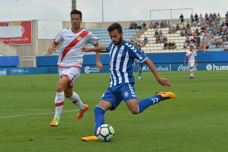 En un partido marcado por el mal estado del césped y las lesiones, el equipo de Curro Torres logra un punto frente a uno de los grandes equipos de la categoría