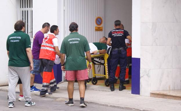 Uno de los heridos en el encierro, atendido por los sanitarios. 