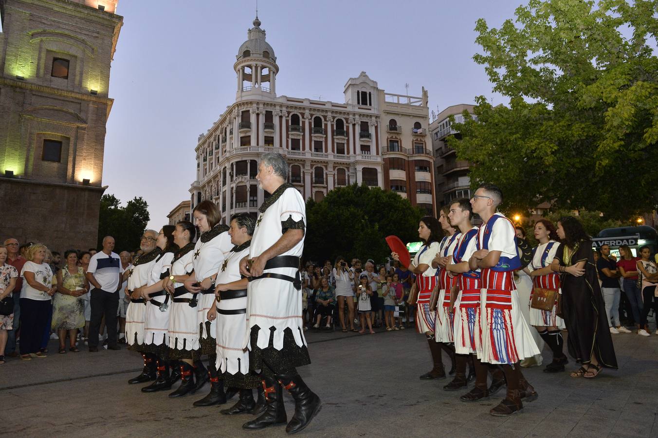 Kábilas y mesnadas desfilan por el corazón de Murcia para anunciar que su campamento medieval ya está abierto de par en par a todos los vecinos