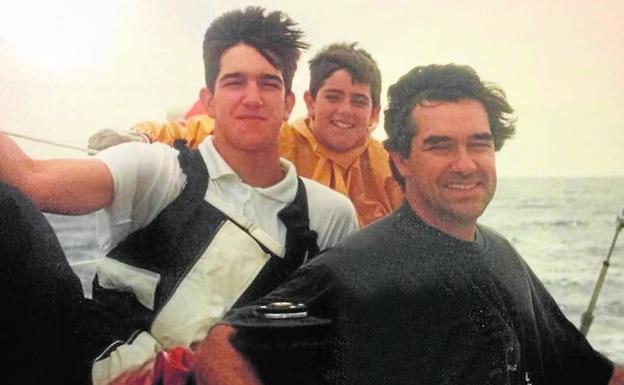 Manuel, durante una travesía en el banrco familiar, junto a su padre y su hermano.