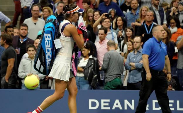 Garbiñe Muguruza se marcha de la pista tras la derrota. 