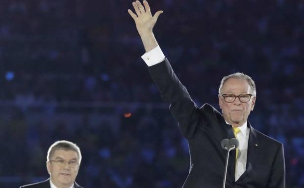 El presidente del Comité Olímpico Brasileño, Carlos Nuzman, saluda en la ceremonia de inauguración de los Juegos de Río. 