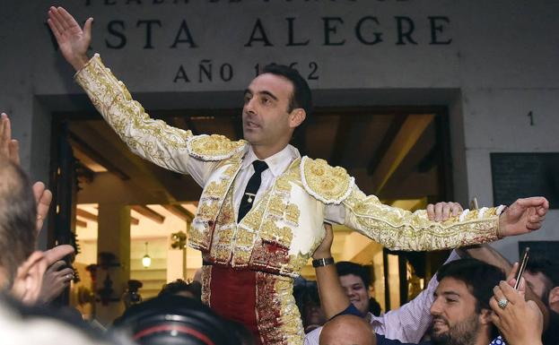 Enrique Ponce saliendo por la puerta grande en Bilbao.