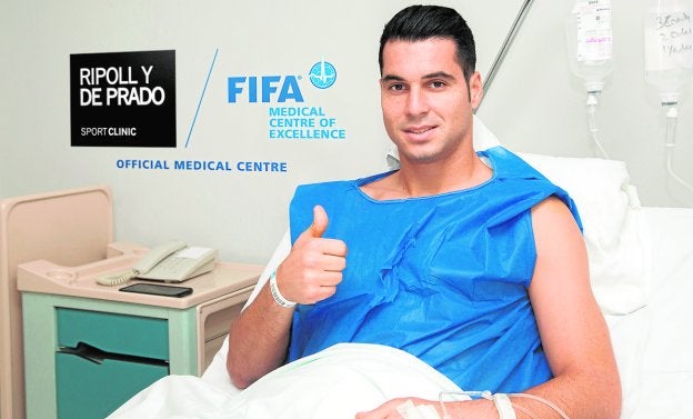 Andrés Fernández, portero murciano del Villarreal, tras ser operado ayer por Ripoll y De Prado.