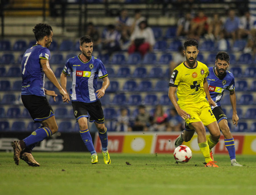 En un partido que acabó en la prórroga con diez jugadores en ambos equipos, el Hércules evidenció la estrechez de la plantilla de Palomeque, que realizó un esfuerzo mayúsculo para llevar el partido a la prórroga