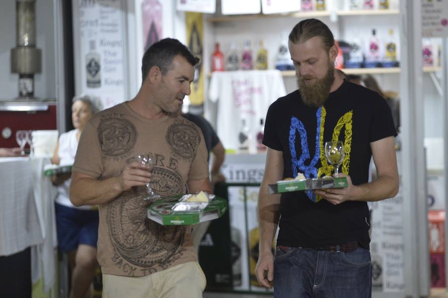 El certamen, instalado en los jardines del Malecón, junto a Los Huertos, cuenta con la presencia de 50 restaurantes y bodegas