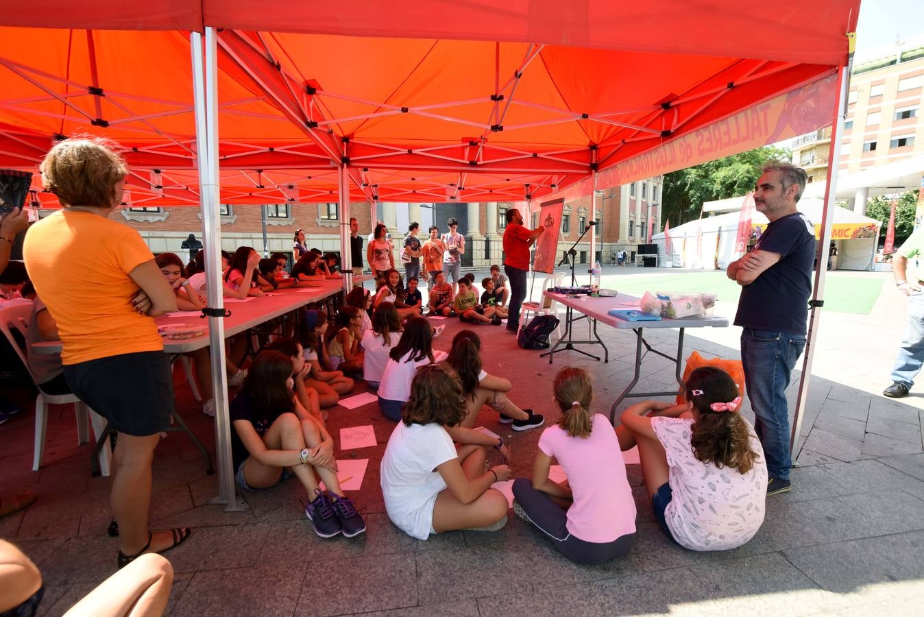 Decenas de ilustradores se dan cita en los talleres de dibujo y exposiciones de la primera edición del 'Cómic Day'