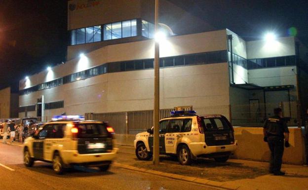 Dos vehículos de la Guardia Civil, frente a la imprenta.