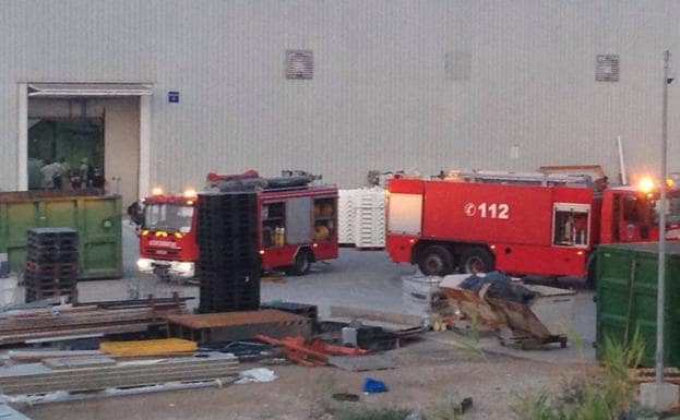 Dos camiones de bomberos en el interior de la empresa.
