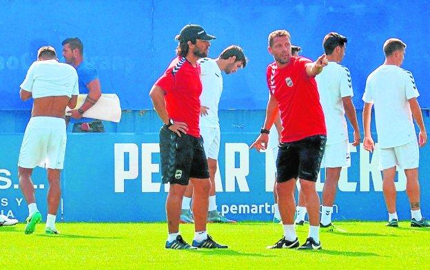 Curro Torres, a la derecha, dirige un entrenamiento del Lorca FC en el Artés Carrasco.