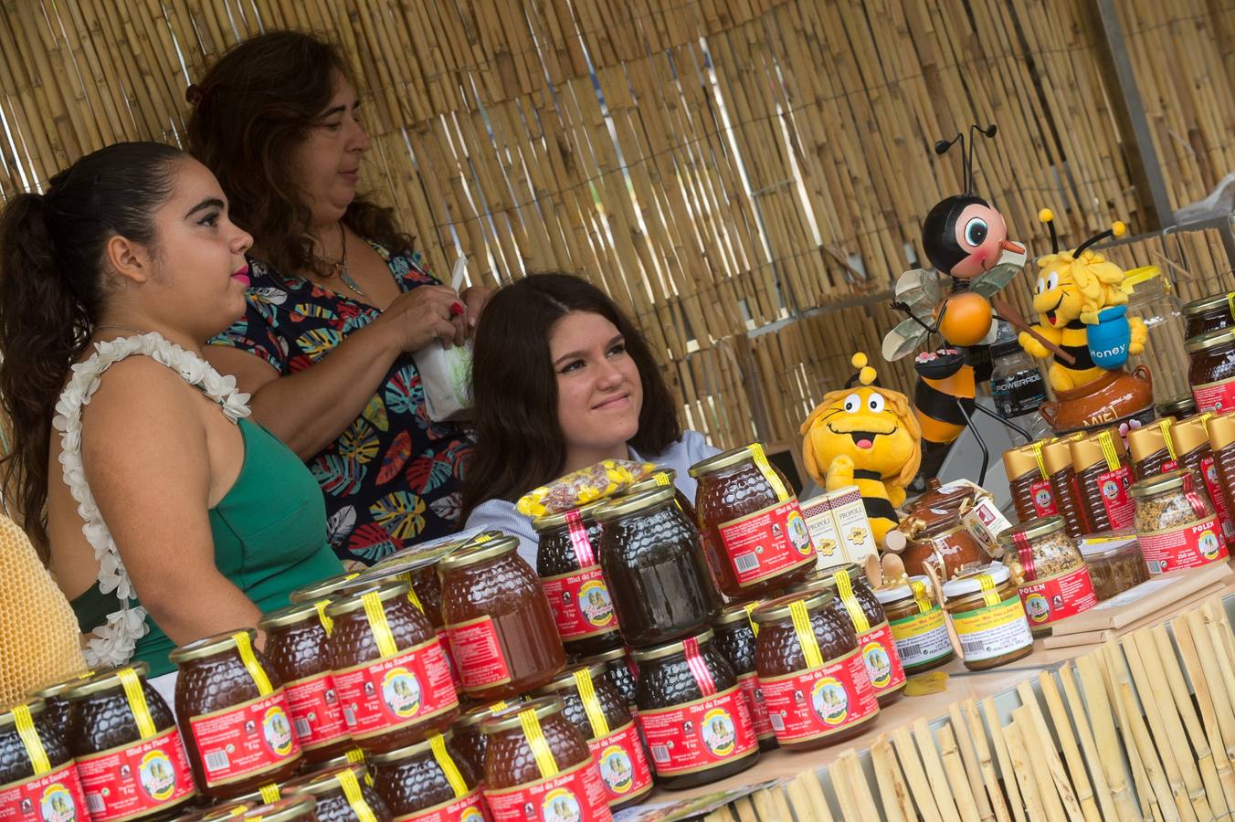 Una docena de expositores que ofrecen una amplia variedad de alimentos, especialmente frutas, hortalizas, confituras, mieles y encurtidos