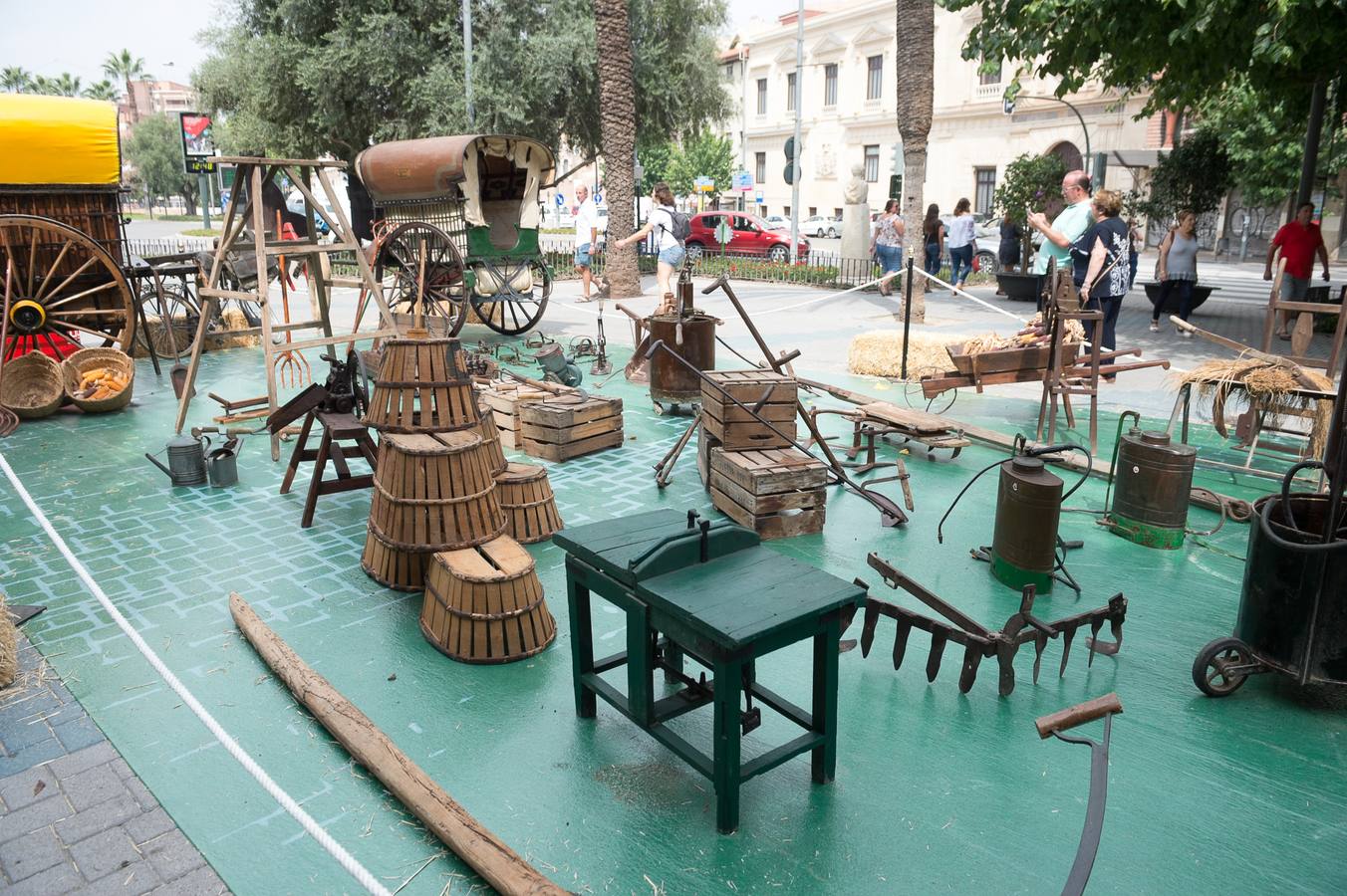 Una docena de expositores que ofrecen una amplia variedad de alimentos, especialmente frutas, hortalizas, confituras, mieles y encurtidos