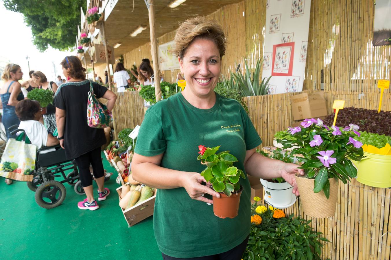 Una docena de expositores que ofrecen una amplia variedad de alimentos, especialmente frutas, hortalizas, confituras, mieles y encurtidos