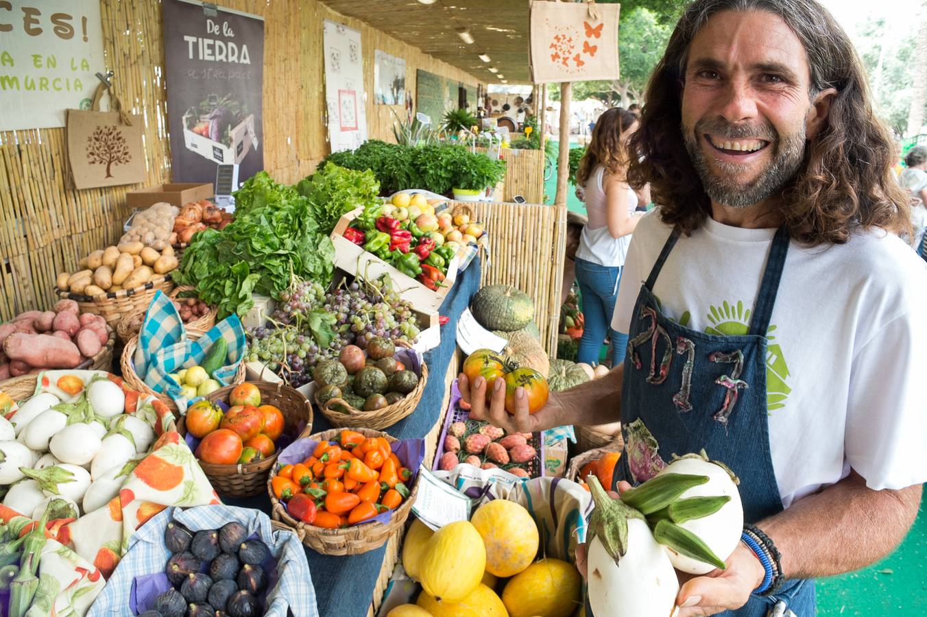 Una docena de expositores que ofrecen una amplia variedad de alimentos, especialmente frutas, hortalizas, confituras, mieles y encurtidos