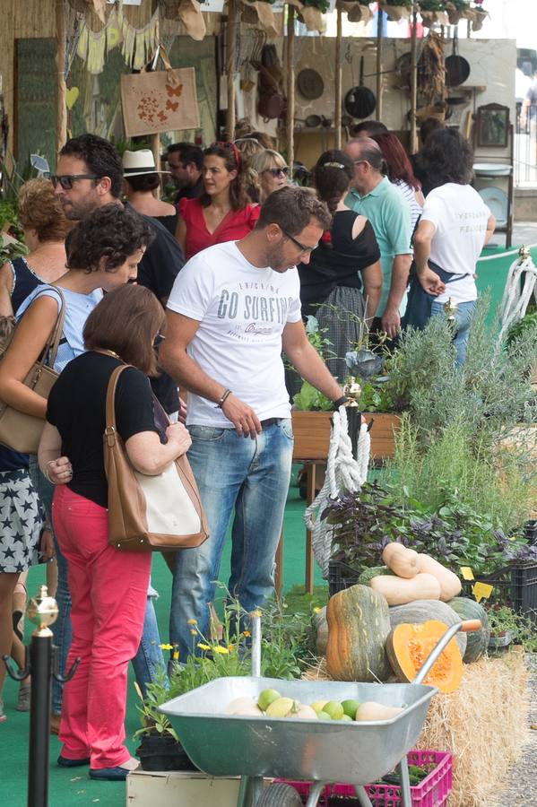 Una docena de expositores que ofrecen una amplia variedad de alimentos, especialmente frutas, hortalizas, confituras, mieles y encurtidos
