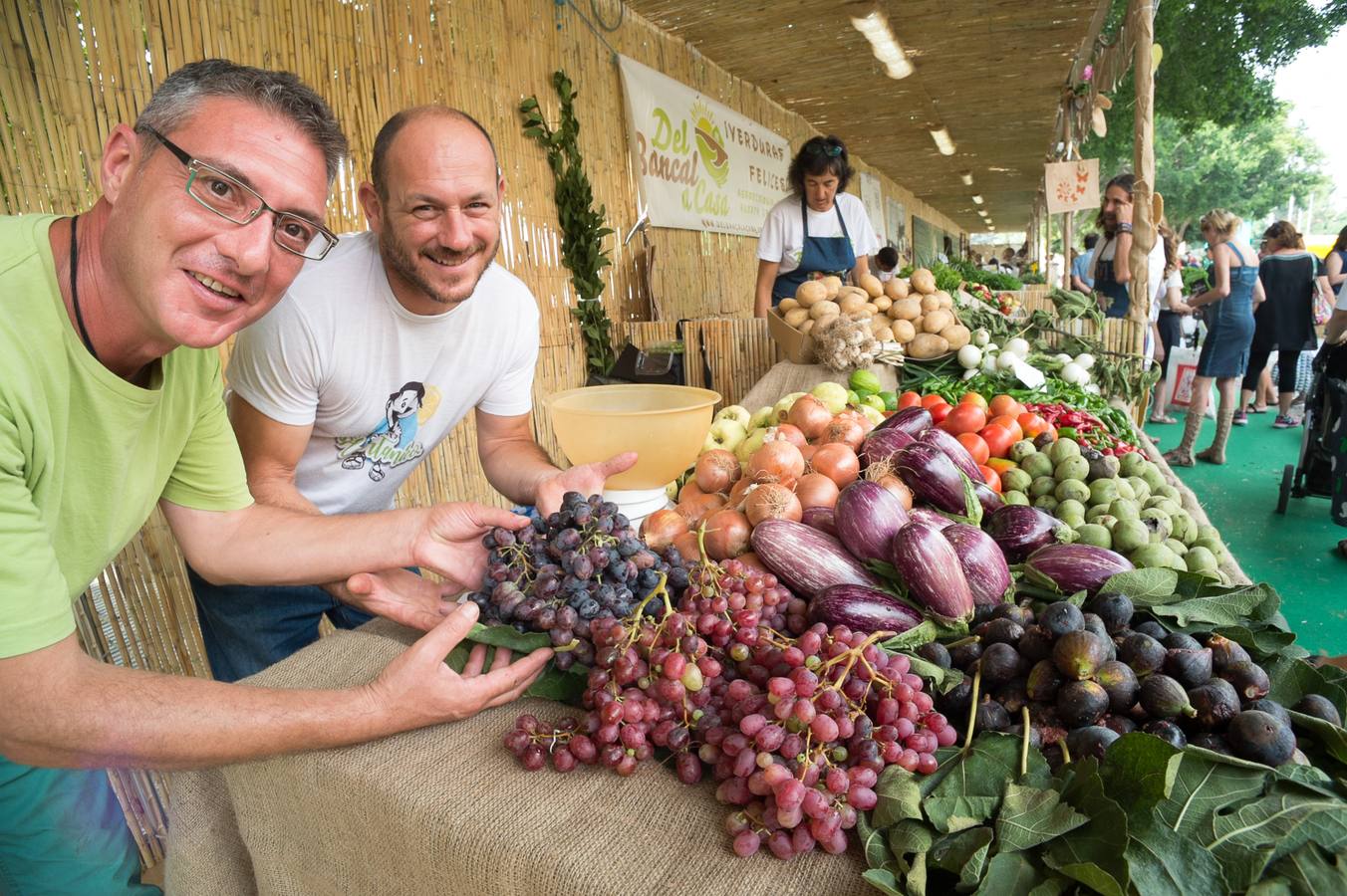 Una docena de expositores que ofrecen una amplia variedad de alimentos, especialmente frutas, hortalizas, confituras, mieles y encurtidos