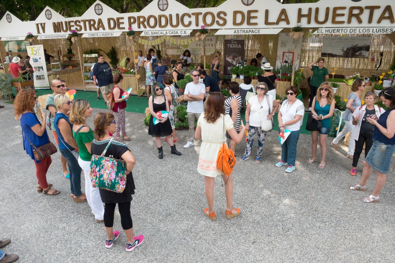 Una docena de expositores que ofrecen una amplia variedad de alimentos, especialmente frutas, hortalizas, confituras, mieles y encurtidos