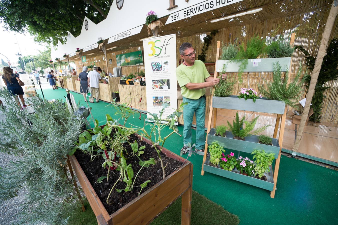 Una docena de expositores que ofrecen una amplia variedad de alimentos, especialmente frutas, hortalizas, confituras, mieles y encurtidos