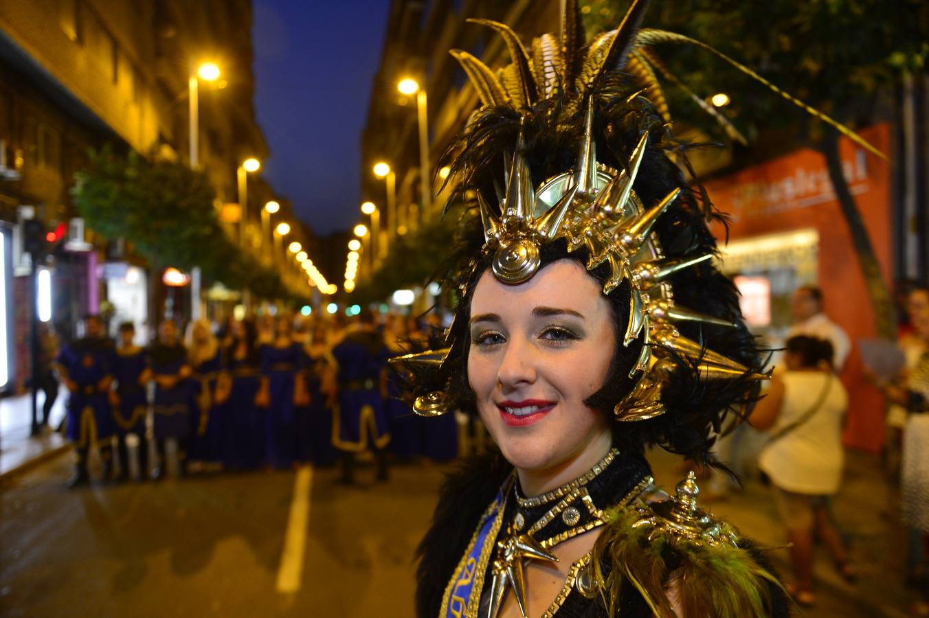 Las mesnadas cristianas desfilaron por delante de las kábilas moras en un pasacalles que convoca a toda Murcia al gran desfile de esta noche por la Gran Vía