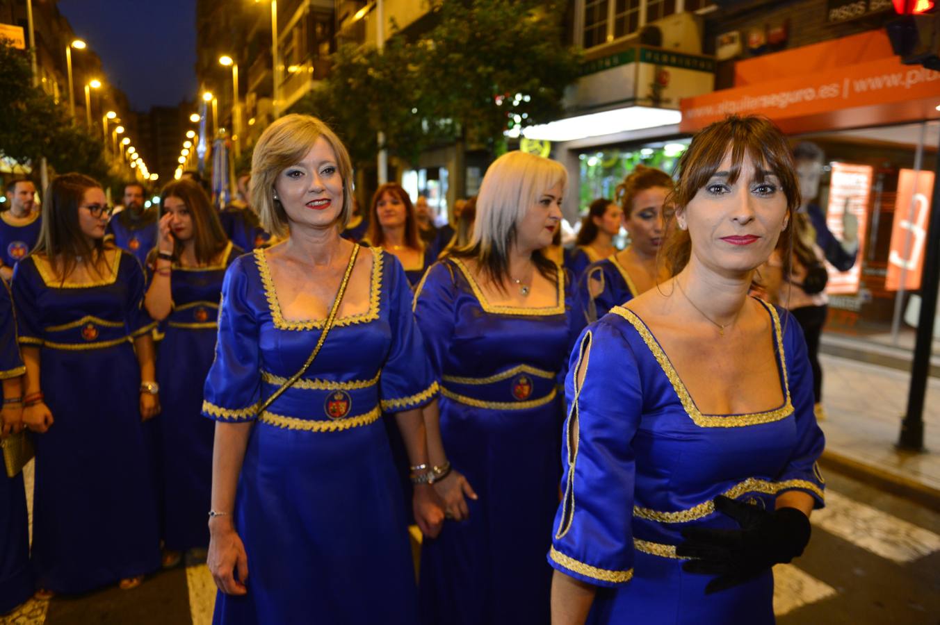 Las mesnadas cristianas desfilaron por delante de las kábilas moras en un pasacalles que convoca a toda Murcia al gran desfile de esta noche por la Gran Vía