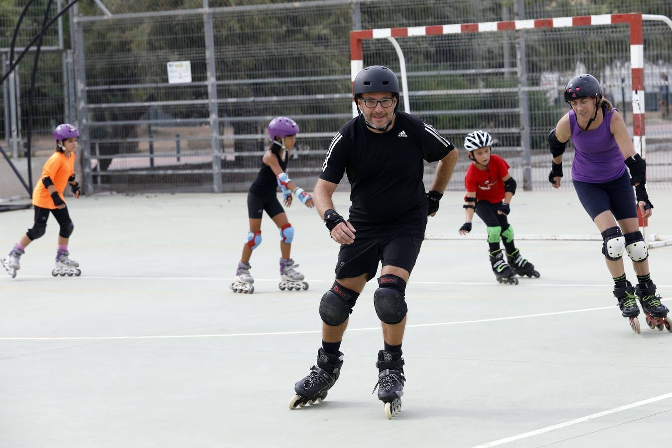 El club de patinaje M-Urban organiza, dentro de la programación de la Feria, una jornada de iniciación en el IES El Carmen, junto al Cuartel de Artillería