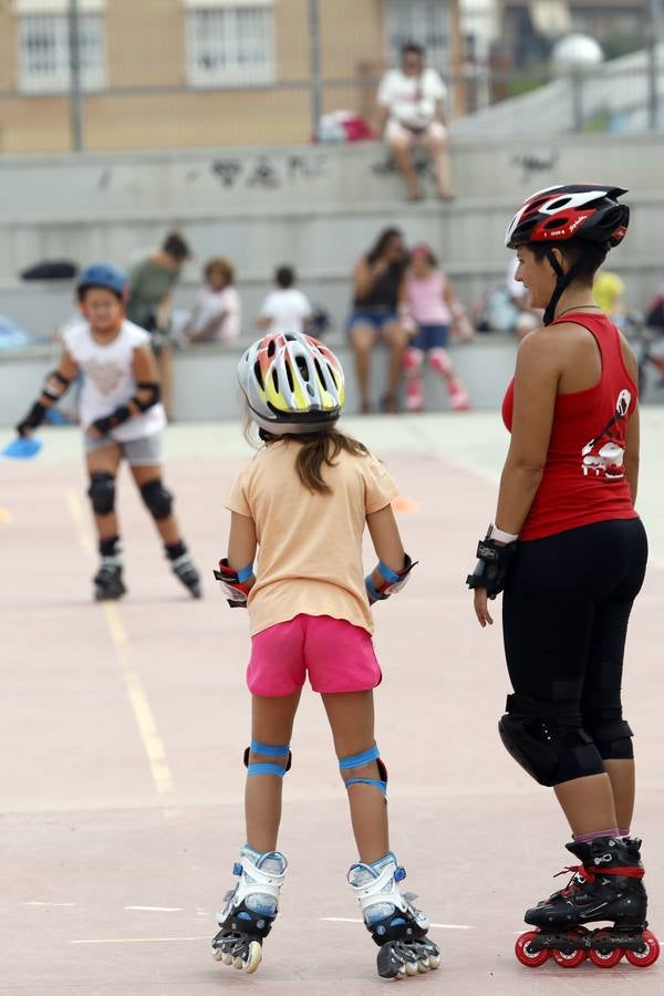 El club de patinaje M-Urban organiza, dentro de la programación de la Feria, una jornada de iniciación en el IES El Carmen, junto al Cuartel de Artillería