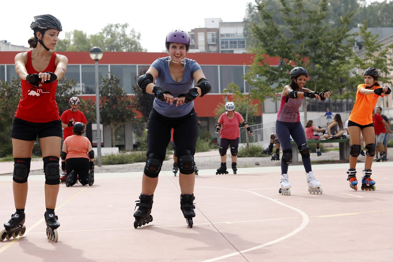 El club de patinaje M-Urban organiza, dentro de la programación de la Feria, una jornada de iniciación en el IES El Carmen, junto al Cuartel de Artillería