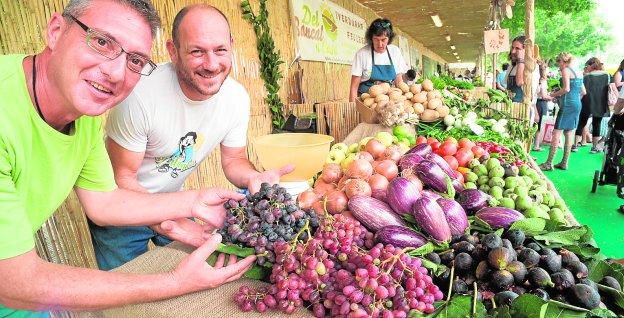 Racimos de uva, berenjenas, cebollas, limones e higos y brevas, en uno de los puestos del mercadillo huertano.