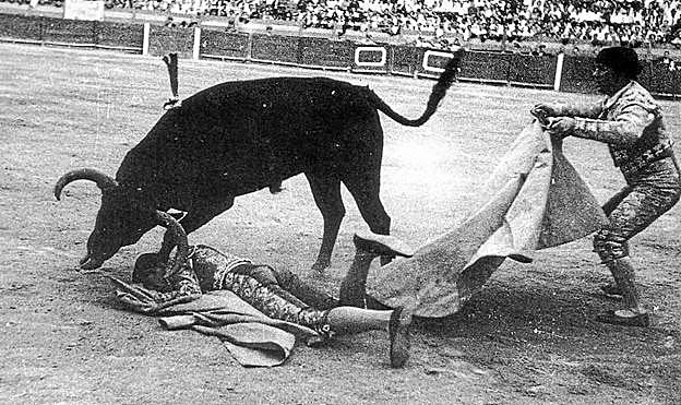 Instante en el que un toro de la ganadería de Concha y Sierra sella para siempre en Murcia el rostro de Manolete.