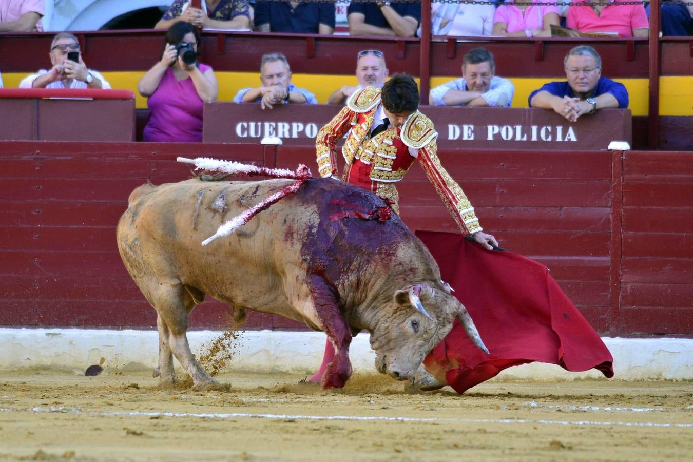 El de Lorca firma una faena muy completa con capote y muleta a la que el francés da réplica. Perera se marcha de vacío, en una actuación sin alma 