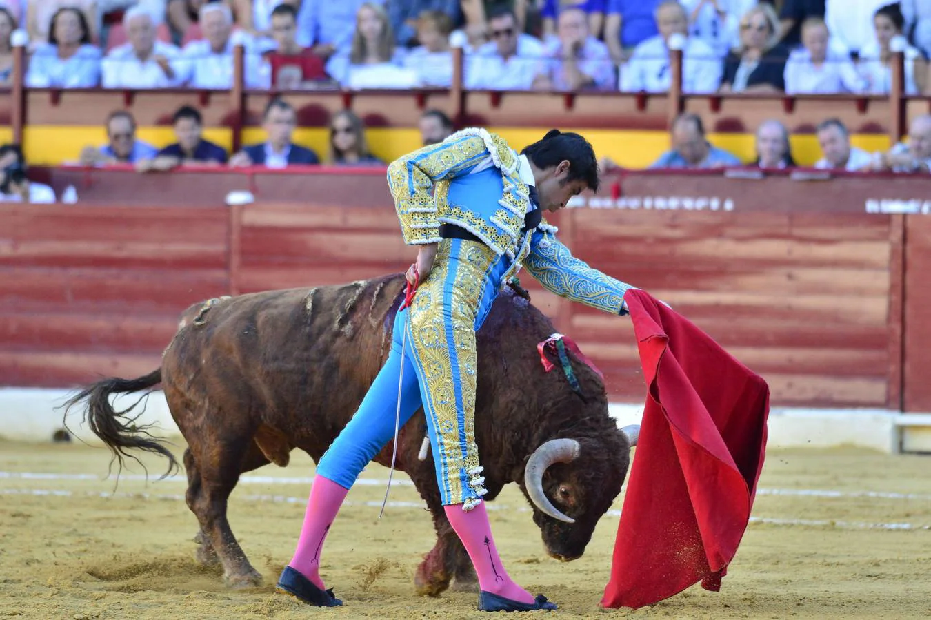 El de Lorca firma una faena muy completa con capote y muleta a la que el francés da réplica. Perera se marcha de vacío, en una actuación sin alma 