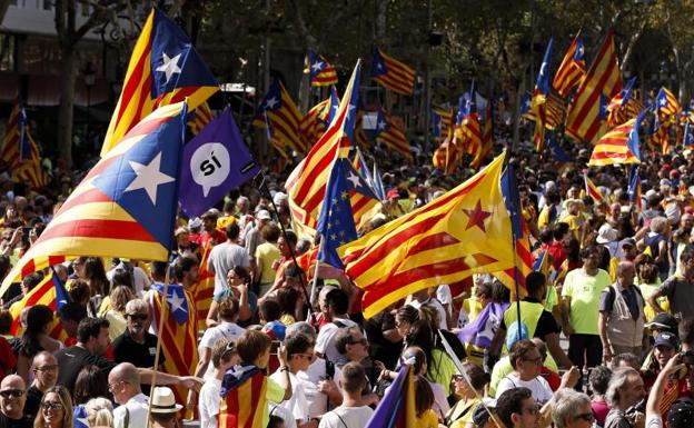 Cientos de personas con esteladas comienzan a llenar ya las calles de Barcelona.