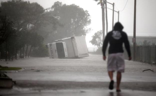 Un camión volcado debido al paso del huracán 'Irma'.