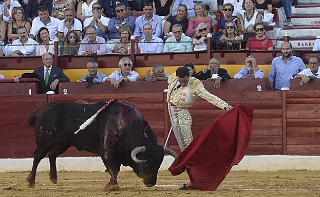 Enrique Ponce, este lunes, durante de su faena en La Condomina.