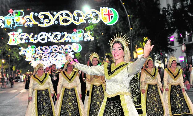 Belleza y simpatía de las componentes femeninas de una mesnada cristiana, en el desfile de anoche, por la Gran Vía. 