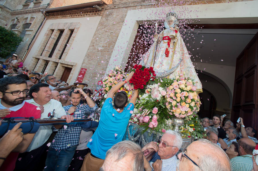 Cientos de miles de murcianos acompañan a la Morenica en el camino a su santuario.