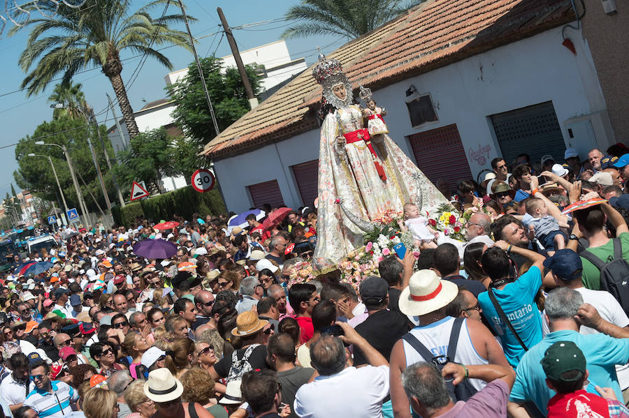 Cientos de miles de murcianos acompañan a la Morenica en el camino a su santuario.