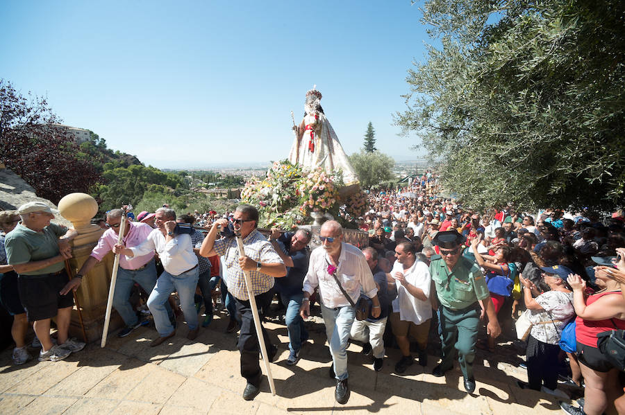 Una multitud arropa a la Patrona en una romería histórica.