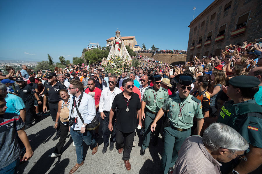 Una multitud arropa a la Patrona en una romería histórica.