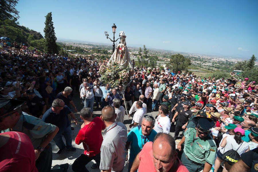 Una multitud arropa a la Patrona en una romería histórica.