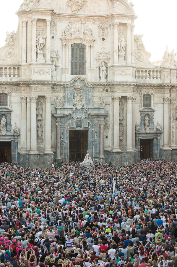 Cientos de miles de murcianos acompañan a la Morenica en el camino a su santuario.