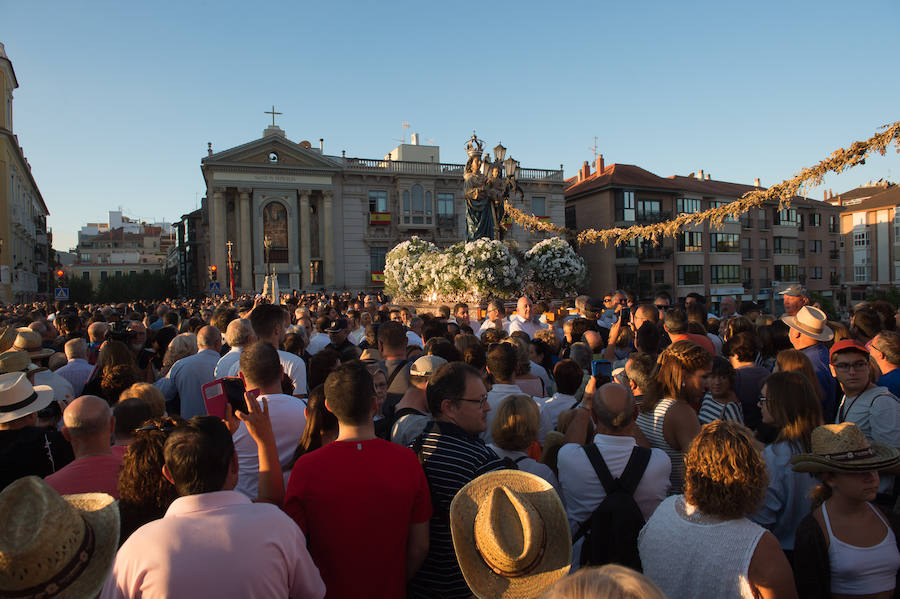 Cientos de miles de murcianos acompañan a la Morenica en el camino a su santuario.