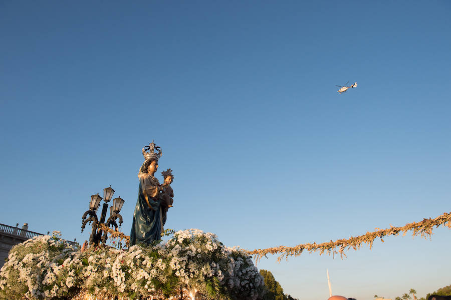 Cientos de miles de murcianos acompañan a la Morenica en el camino a su santuario.
