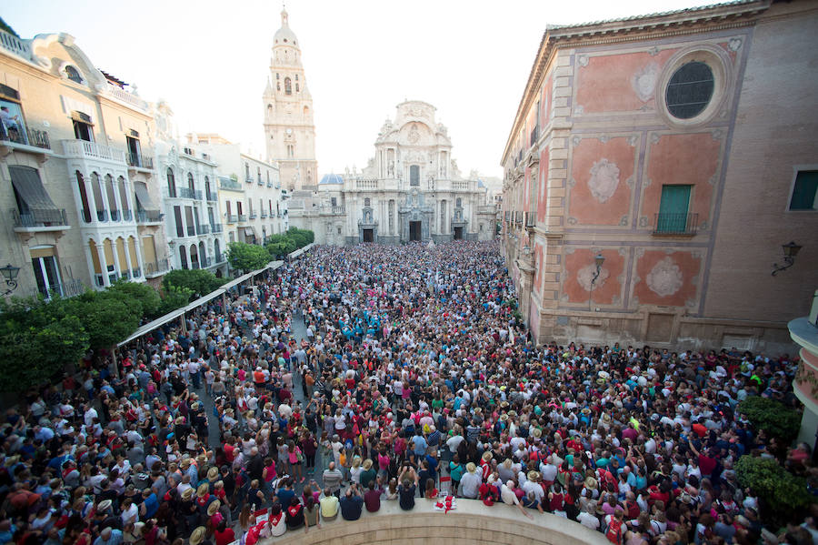 Cientos de miles de murcianos acompañan a la Morenica en el camino a su santuario.