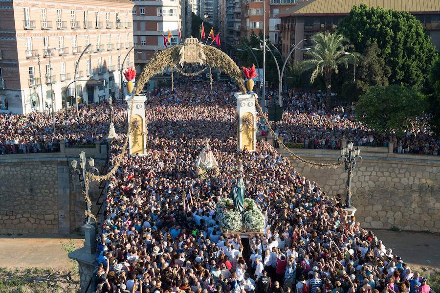 Cientos de miles de murcianos acompañan a la Morenica en el camino a su santuario.